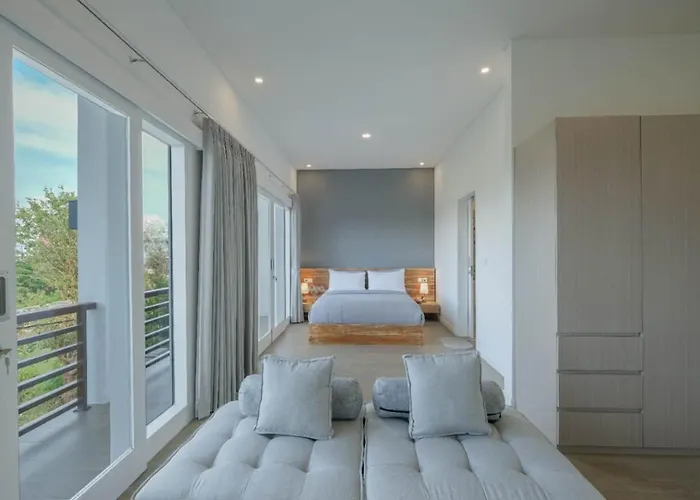 4 Bedroom - Pool, 3 Bathrooms *